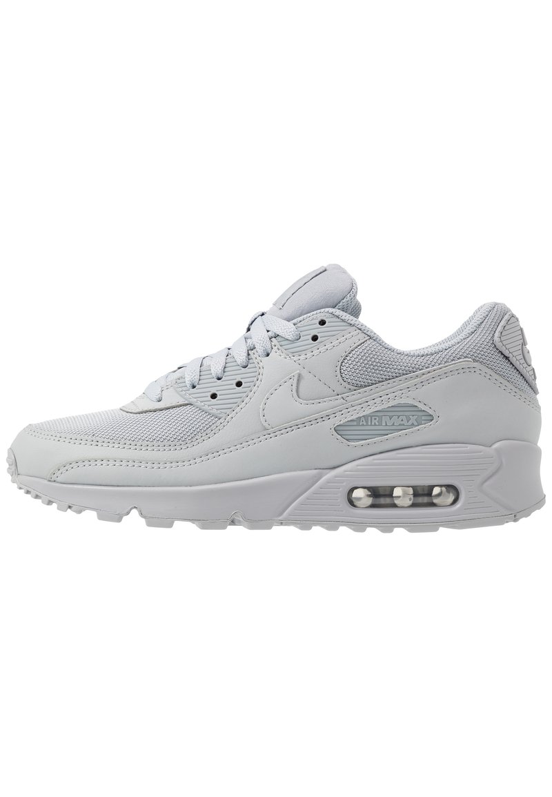 Gaišs pelēks Nike Air Max 90 sporta apavs, izgatavots no sieta un ādas, ar apaļajiem šnūrēm, mīkstinātu apkakli un redzamu gaisa amortizāciju zole.