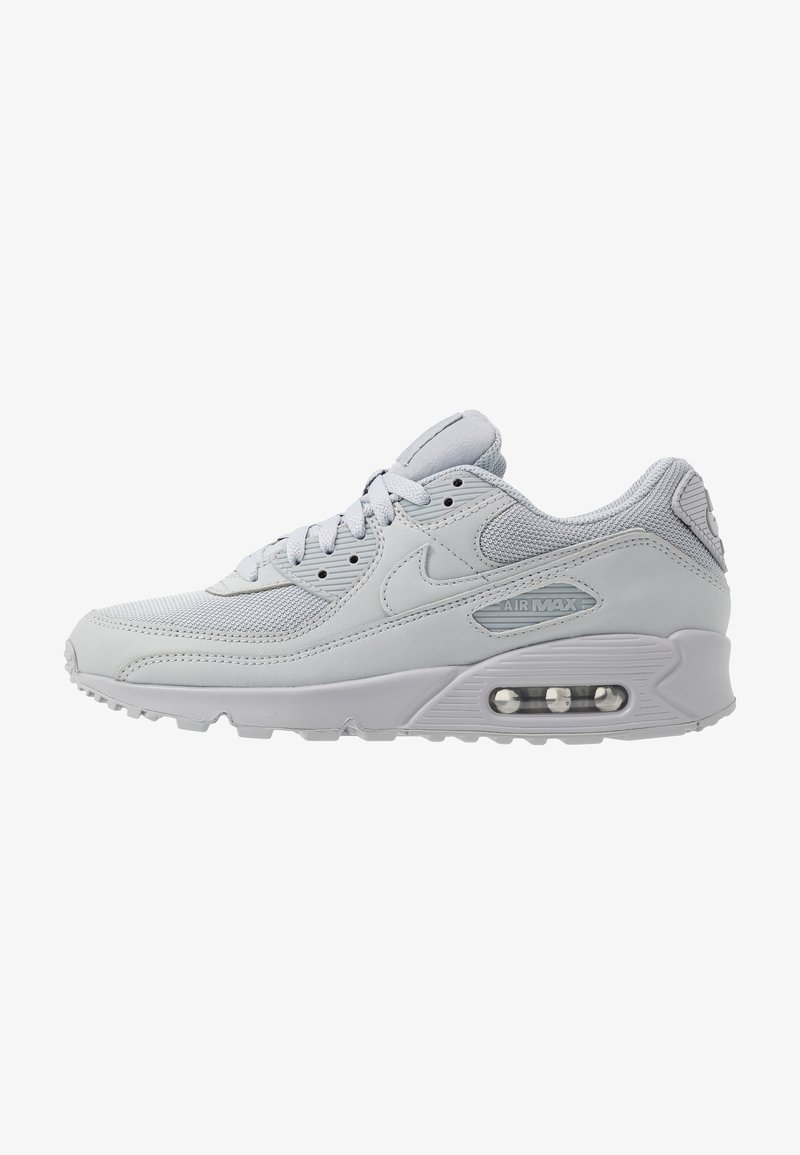 Gaišs pelēks Nike Air Max 90 sporta apavs, izgatavots no sieta un ādas, ar apaļajiem šnūrēm, mīkstinātu apkakli un redzamu gaisa amortizāciju zole.