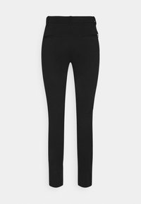 Pantalon noir, coupe slim, en tissu lisse. Il comprend deux poches arrière et une taille plate avec des détails de couture subtils.
