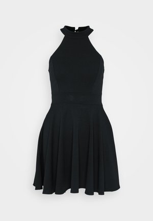 Robe noire sans manches avec un col montant, un corsage ajusté et une jupe évasée. Réalisée dans un tissu lisse et extensible avec un design épuré.