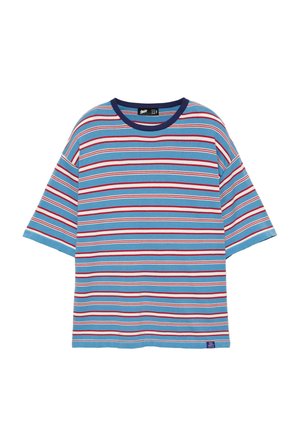 T-shirt blu a maniche corte con strisce orizzontali rosse e bianche e scollo tondo blu scuro.