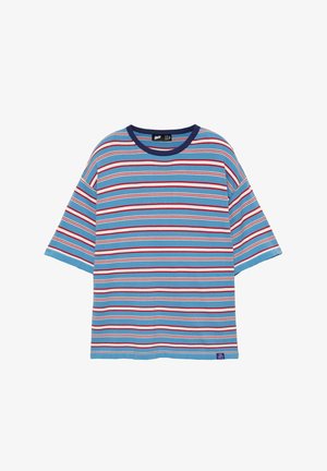 T-shirt bleu à manches courtes avec des rayures horizontales rouges et blanches et un col rond bleu foncé.