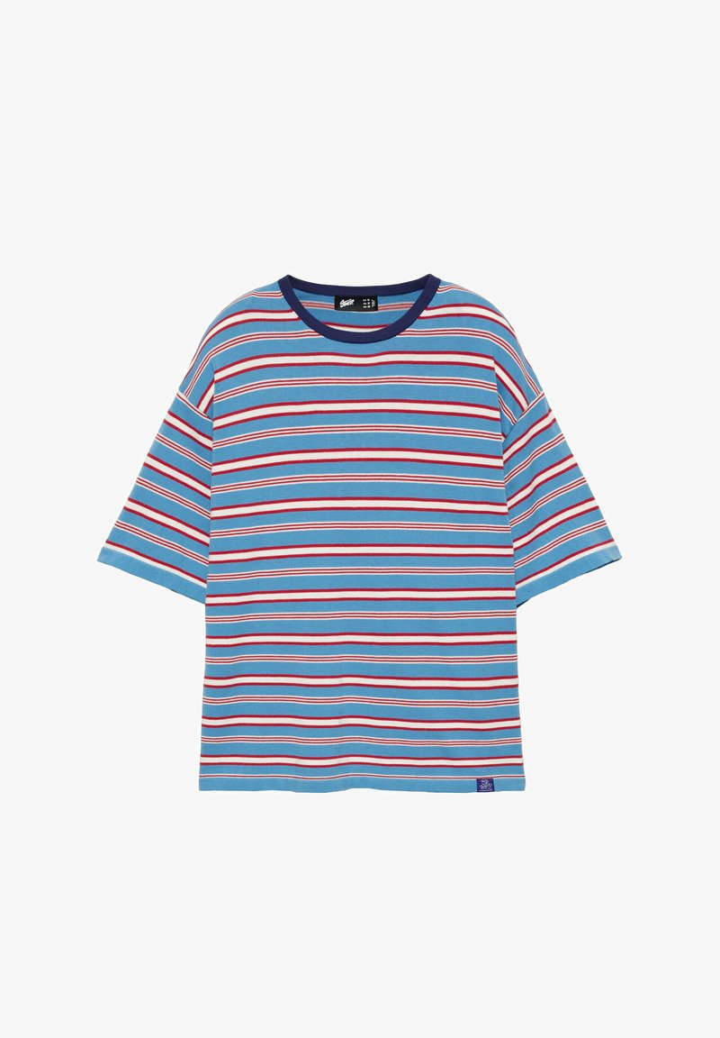 T-shirt bleu à manches courtes avec des rayures horizontales rouges et blanches et un col rond bleu foncé.