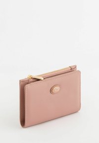 Cartera texturizada rosa con un cierre dorado, que presenta un acento del logo dorado en el frente. Forma rectangular compacta con múltiples compartimentos.
