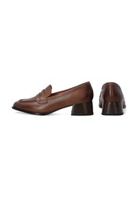 Hnědé kožené loafers s kulatou špičkou, s nízkým blokovým podpatkem a dekorativním páskem přes nárt. Hladká textura, minimalistický design.