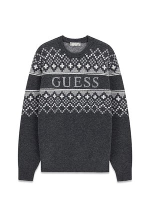 Mørkegrå striktrøje med et mønster i yoke'en med kors, tekstureret stof og ordet "GUESS" i lysegrå hen over brystet.