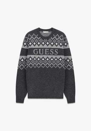Donkergrijze gebreide sweater met een gestippeld schouderstuk met kruisen, textuurstof en het woord "GUESS" in lichtgrijs op de borst.
