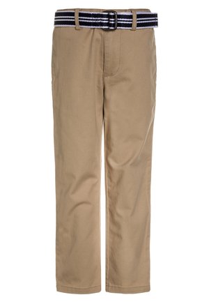 Proste spodnie w kolorze piaskowym z czarno-białym paskiem w paski przewleczonym przez szlufki.