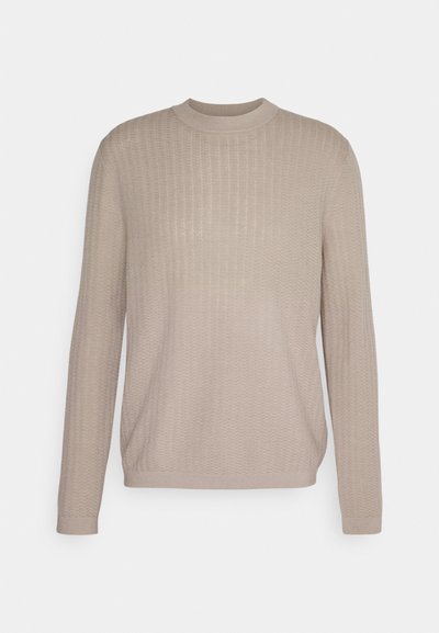 Beige kötött pulóver hosszú ujjakkal, kerek nyakkivágással, textúrált mintával, valamint bordás mandzsettákkal és aljjal. Puha anyag, könnyű megjelenéssel.