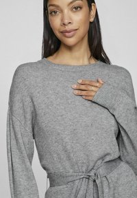 VILA O-NECK - Stickad klänning - medium grey melange