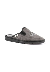 Pantofole in suede grigio con design slip-on, forma curva, accenti neri e logo. Presentano un rivestimento interno morbido e una suola texturizzata.