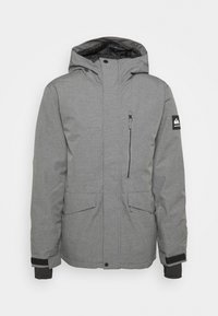 Veste d’hiver grise à capuche avec fermeture éclair devant, poche poitrine zippée, deux poches à rabat et poignets ajustables avec manches intérieures noires.