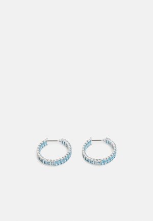 Boucles d'oreilles en argent avec des pierres rectangulaires et rondes bleu clair disposées le long du bord extérieur, dotées d'une fermeture à charnière.