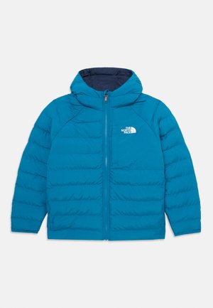 Doudoune teal avec capuche, présentant des coutures horizontales, une fermeture éclair et le logo The North Face sur la poitrine gauche.