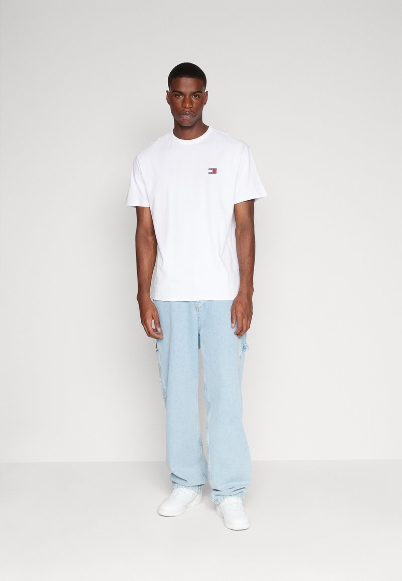 Tommy Jeans BADGE TEE UNISEX - T-shirt basic - white