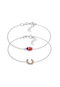 Silversmyckesarmband med tre trådar, prytt med en röd nyckelpiga och en hängande hästsko med gulddetaljer.