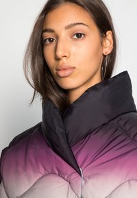 Weekday BRIGHT PUFFER JACKET - Casaco de inverno - winegradient