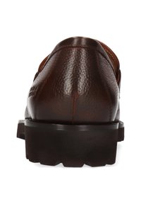 Bruine leren schoen met een gestructureerde afwerking, afgeronde vorm, dikke zwarte zool en zichtbare stiksels langs de achterkant en zijkanten.