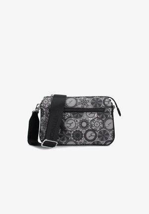 Torba typu messenger w czarno-szary wzór geometryczny, z zamkiem błyskawicznym i regulowanym paskiem. Wykonana z trwałej tkaniny o fakturowanym wykończeniu.
