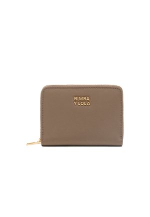 Cartera tipo zip de material suave, con logo y detalles de costura en tono dorado, de forma rectangular y cierre de cremallera.