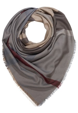 Miękki trójkątny szalik z beżowymi, szarymi i bordowymi blokami kolorów oraz frędzlami na krawędziach, ułożony w okrągły fałd.