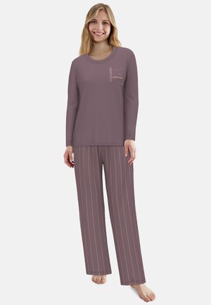 Lila Langarmshirt mit vertikalen Textelementen neben einer gestreiften, locker sitzenden Hose in passendem Lila mit hellrosa Linien.