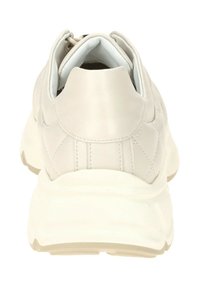 Hellbeige Sneaker mit einem glatten Leder-Obermaterial, gepolstertem Kragen, dezenten Nähten und einer klobigen weißen Sohle.
