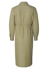 Langes grünes Kleid mit vertikalen weißen Streifen, mit Kragen, langen Ärmeln und einem elastischen Bund für eine verstellbare Passform. Weiche Stofftextur.