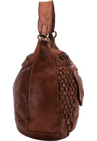 Bruine leren tas met geweven textuuraccenten, een afgeronde vorm, een bovenrits en een brede band met gouden beslag.