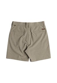 Shorts beiges en tissu texturé, avec deux poches arrière et une petite étiquette logo sur la ceinture. Finition simple et design ajusté.