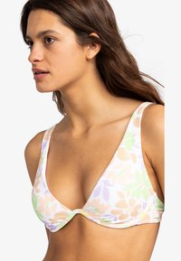 Blomstermønstret bikini-top med trekantet form, blødt hvidt stof med pastelfarver, brede stropper og en snoet frontdetalje.