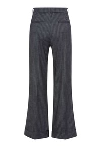 Pantalons à jambes larges, gris foncé avec de fines rayures blanches verticales. Dotés de deux poches arrière et d'ourlets retroussés. Fabriqués dans un tissu lisse et structuré.