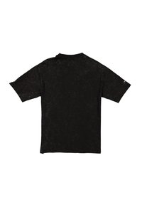 Czarna koszulka z krótkim rękawem z teksturowanym wzorem, okrągłym dekoltem i regularnym krojem. Tkanina wydaje się miękka z delikatnym połyskiem.