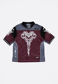 Maillot à manches courtes bordeaux et gris avec rayures verticales, design graphique blanc complexe, col et accents de manches noirs, logo imprimé en bas.