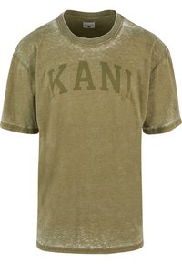 Olivově zelené bavlněné tričko s volným střihem, kulatým výstřihem a potiskem "KANI" tučnými písmeny přes hruď.