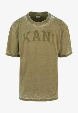 Olivroheline puuvillane t-särk, millel on mugav lõige, ümmargune kaelus ja rinnal suurte tähtedega trükitud "KANI".