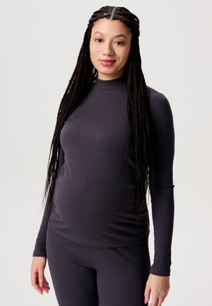 Dunkelgraues Langarm-Oberteil mit geripptem Muster und hohem Kragen, kombiniert mit passenden, figurbetonten Hosen, die ein abgestimmtes Loungewear-Set ergeben.
