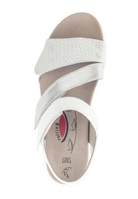 Weiße Sandale mit drei strukturierten Riemen: einem glatten, einem geflochtenen und einem matten, mit einer gepolsterten beigen Innensohle und dezentem Branding.