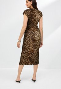 Leopardenmuster-Midikleid mit kurzen Ärmeln, figurbetontem Design und glatter Textur. Verfügt über einen subtilen Glanz; der Saum endet knapp unter dem Knie.