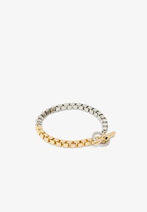 Zweifarbiges Armband mit wechselnden goldenen und silbernen Metallgliedern, mit einem Toggle-Verschluss und einer glatten Textur.
