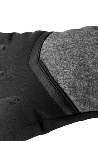 Guanto nero in pelle nera texture e pannello in tessuto grigio, con forma contornata e cuciture rinforzate per una maggiore durata.