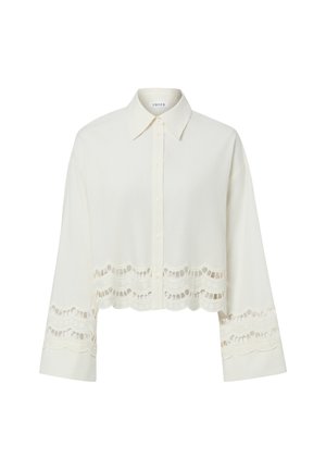 Weiße langärmelige Bluse mit Knöpfen, weiten Ärmeln und gezackten Spitzen-Ausschnitten am Saum und den Manschetten.