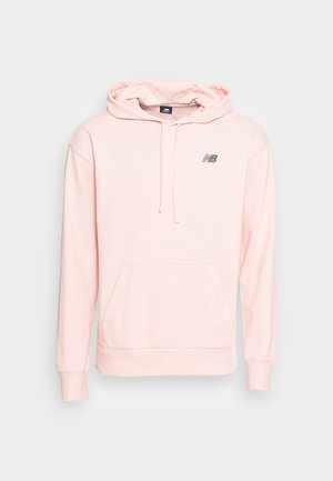 Jasnoróżowa bluza z kapturem New Balance z kieszenią z przodu, kapturem z sznurkiem, ściągaczami na rękawach i małym czarnym logo na lewej piersi.