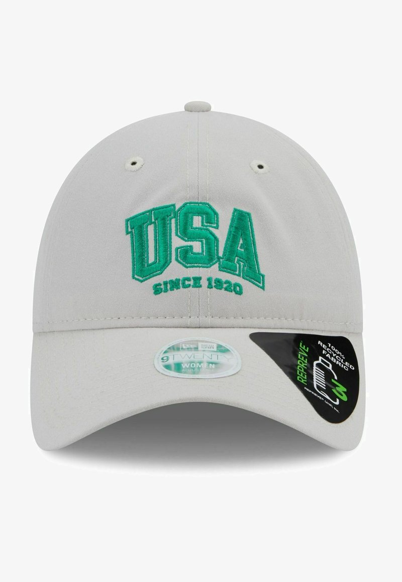 Gorra gris claro con visera curva que presenta el texto bordado en verde "USA" y "SINCE 1920". Fabricada con material reciclado y con una etiqueta en el lateral.