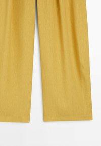 Geelef brede broek met rechte zoom, getoond vanaf de knieën naar beneden tegen een effen witte achtergrond.