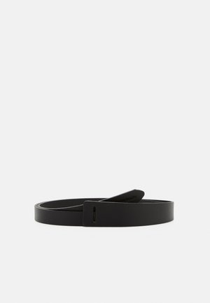 Zwarte leren riem met een eenvoudige, rechthoekige gesp plat gelegd op een effen witte achtergrond.