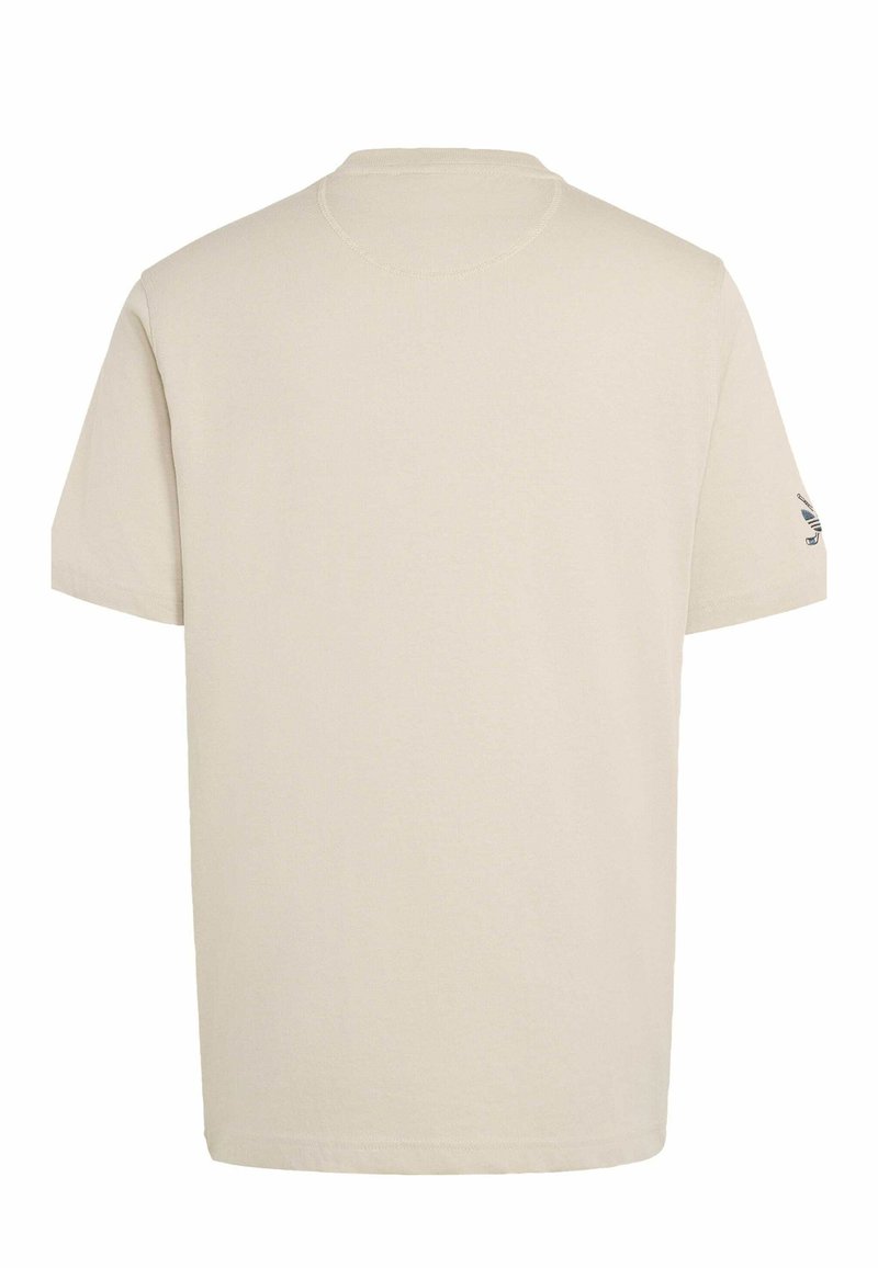 T-shirt beige in cotone con maniche corte, scollo rotondo e un piccolo logo nero sulla manica sinistra. Tessuto liscio, vestibilità standard.