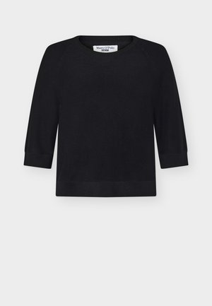 Černý svetr s dlouhým rukávem a kulatým výstřihem, s žebrovanými manžetami a spodním lemem, položený naplocho, štítek nese nápis "Marc O'Polo Denim."