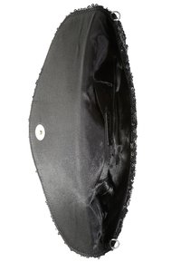 Pochette noire avec un intérieur en satin lisse, bordure perlée le long du bord, et une fermeture à pression en métal. Dispose d'une poche intérieure fine.