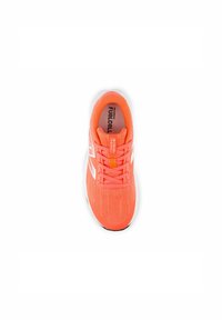 Zapatilla deportiva de color naranja brillante con parte superior texturizada, acentos en blanco contrastantes y cordones. Presenta una plantilla acolchada y suela negra.
